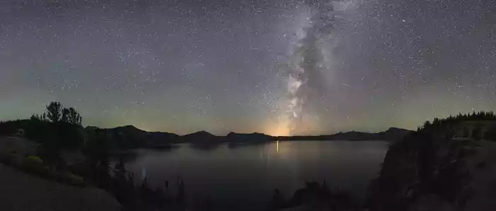 这是一张夜景图片 完整的图片